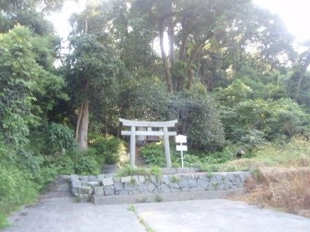 興居島の岩神神社